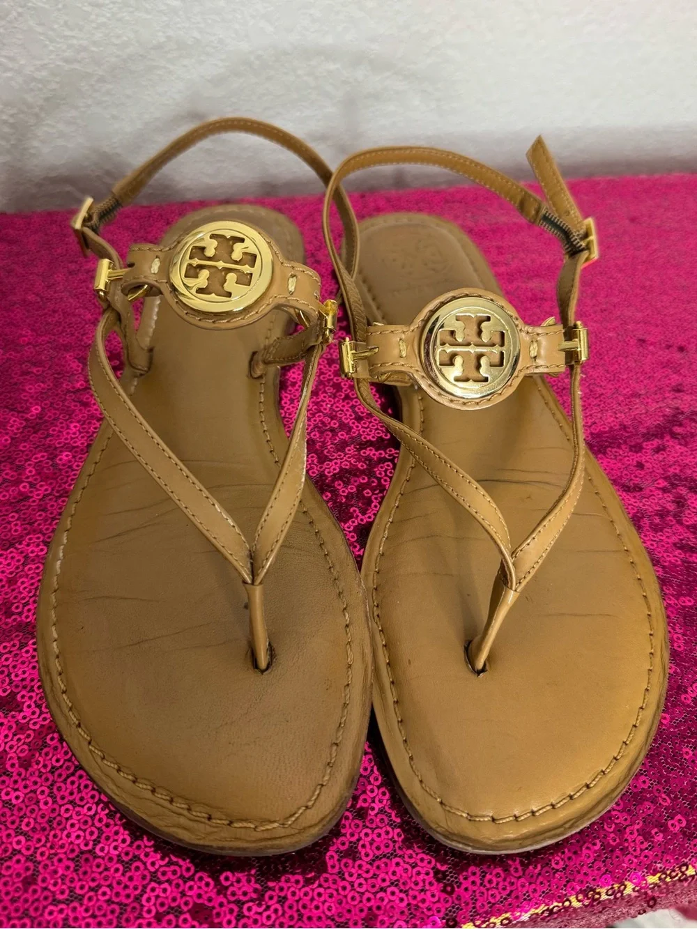 TORY BURCH 🌟 Tan Leather “ALI” Thong Sandals, Gold Logo Medallions (Women’s 6.5)